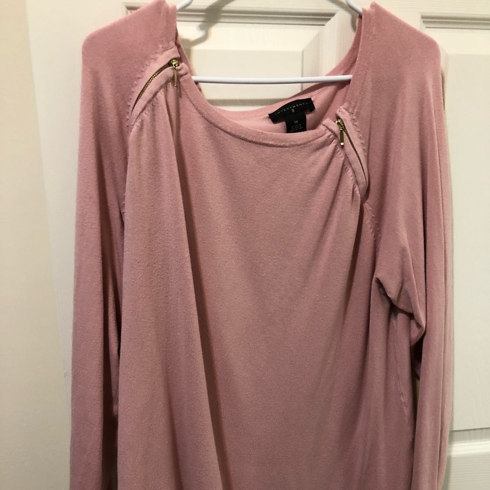 Beautiful gently used top. Very comfortable